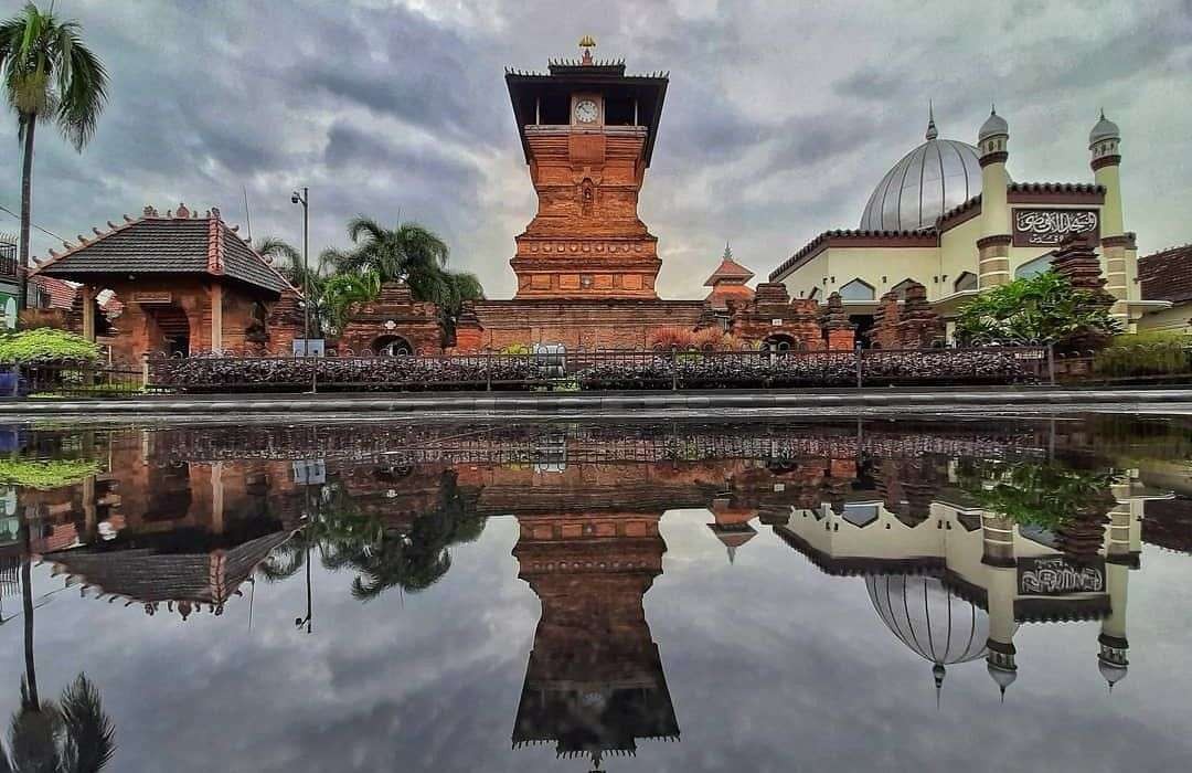 Masjid Menara Kudus dan kolam yang indah. (Foto: Istimewa)