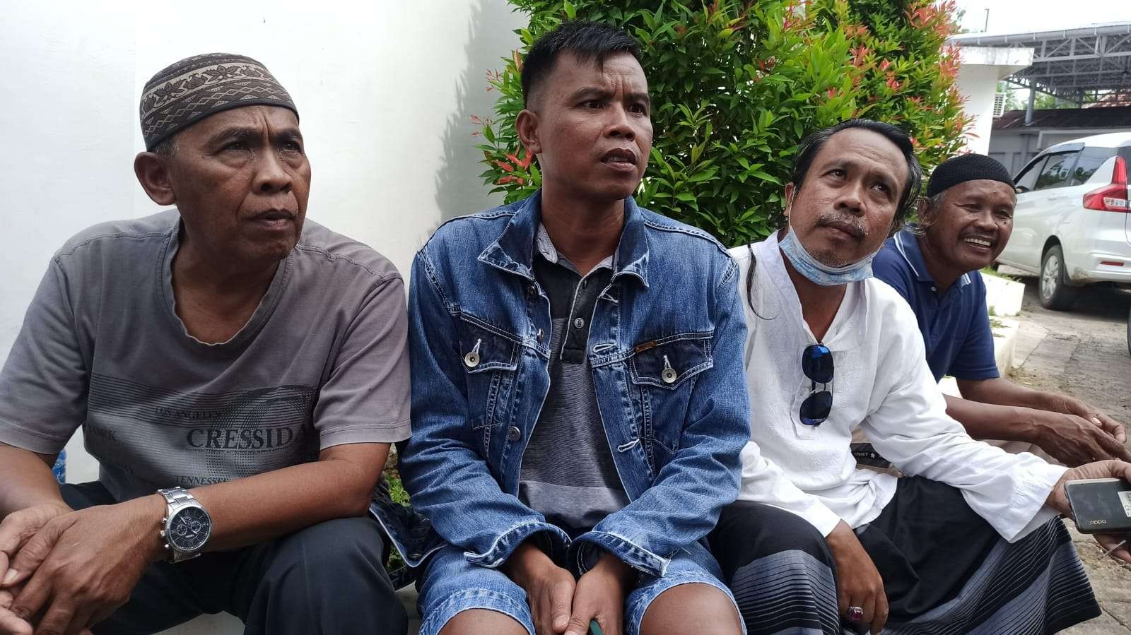 Ayah korban, Agus Miswanto (mengenakan jaket jeans),  menunggu proses autopsi anaknya di RSUD Blambangan. (Foto: Muh Hujaini/Ngopibareng.id)