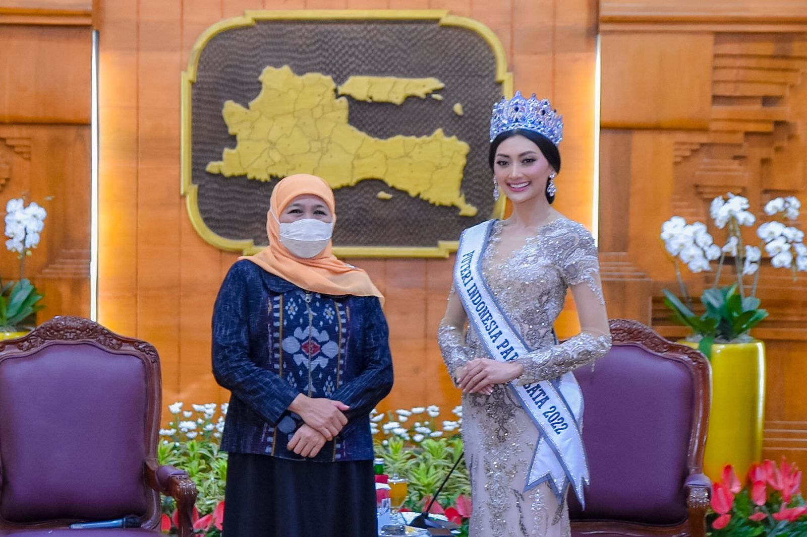 Gubernur Jawa Timur Khofifah Indar Parawansa bersama Puteri Pariwisata 2022. (Foto: Humas Pemprov Jatim)