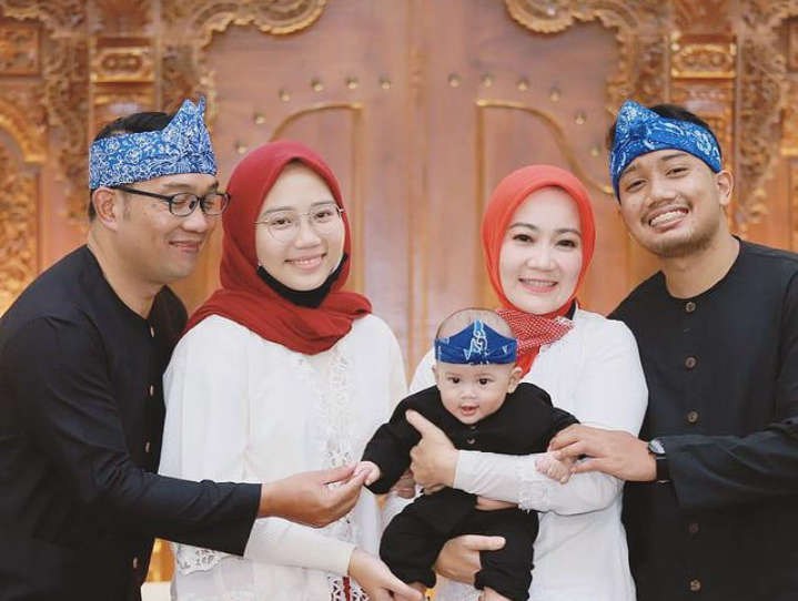 Keluarga Gubernur Jawa Barat Ridwan Kamil bersama istri, Athalia Praratya, dan putri satu-satunya, Zahra, Emmeril Khan, dan putra angkatnya. (Foto: Instagram)
