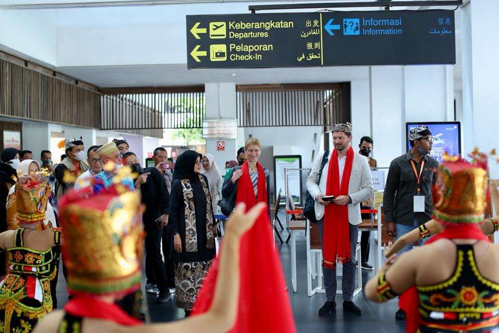 Dua orang asesor UGG tiba di Bandara Banyuwangi, Jawa Timur. (Foto: Istimewa)