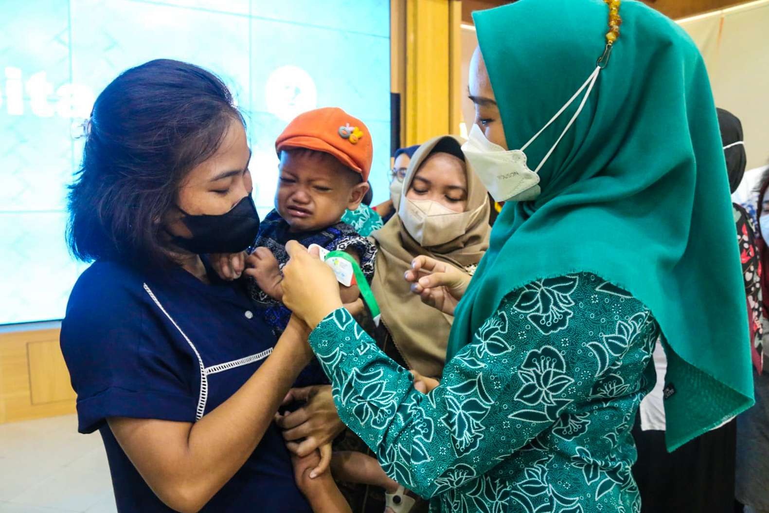 Ning Sasha ketika mengukur lengan salah satu balita. UNICEF resmikan program deteksi dini anak kurang gizi di Sidoarjo. (Foto: Aini Arifin/Ngopibareng.id)