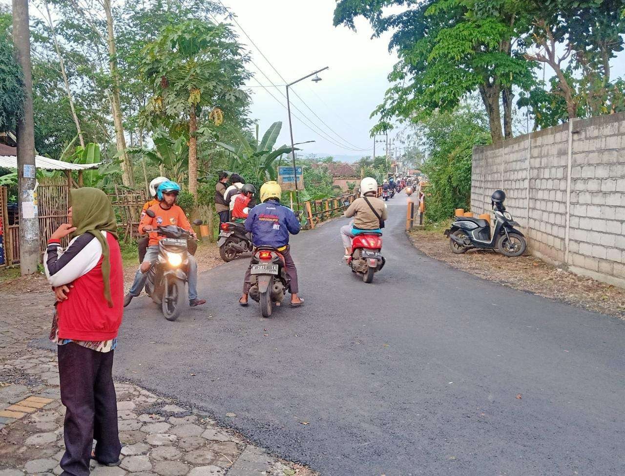 Lokasi penemuan sepeda motor korban bunuh diri di Jembatan Lowokdoro, Kota Malang, Jawa Timur. Ia diduga sempat menulis surat sebelum mengakhiri hidup. (Foto: Lalu Theo/Ngopibareng.id)