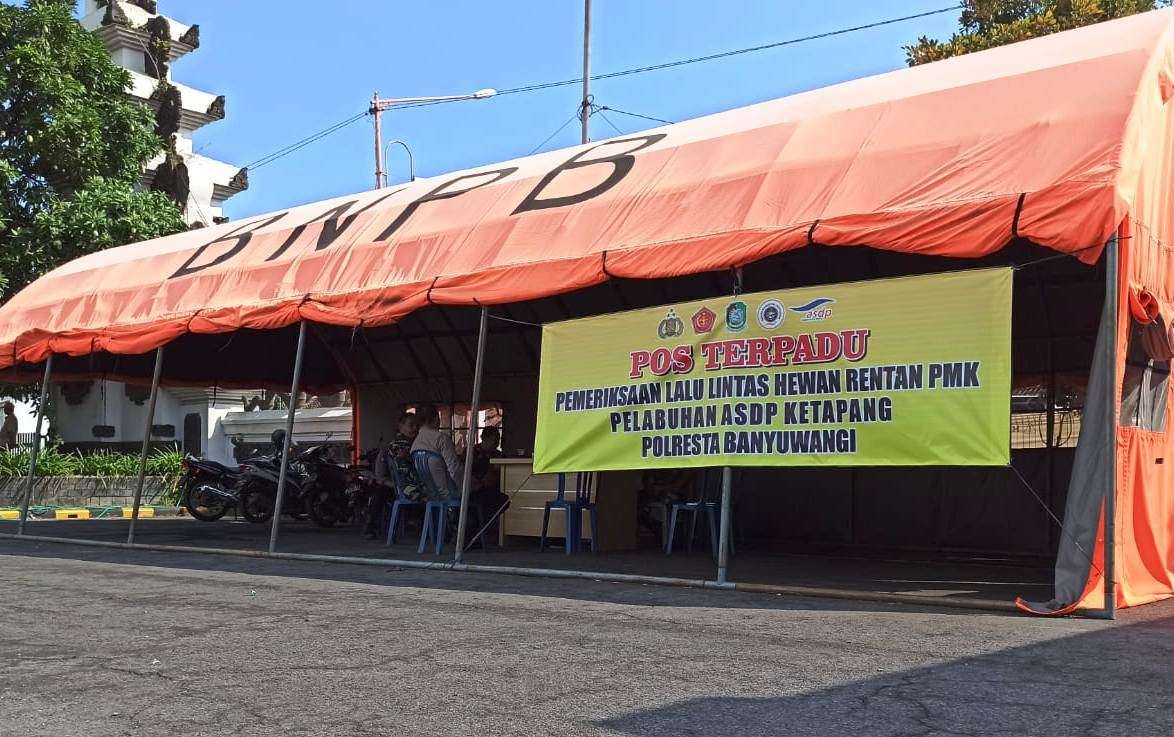 Posko Terpadu Pengawasan Ternak Rentan Penyakit Mulu dan Kaki (PMK) di Pelabuhan Ketapang, Banyuwangi, Jawa Timur. (Foto: Muh Hujaini/Ngopibareng.id)