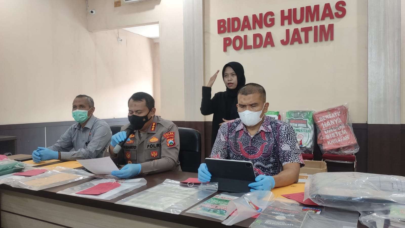 Kabid Humas Polda Jatim, Kombes Pol Dirmanto (tengah) menjelaskan penetapan tersangka Ketua Khilafatul Muslimin Surabaya Raya, Jumat 10 Juni 2022.