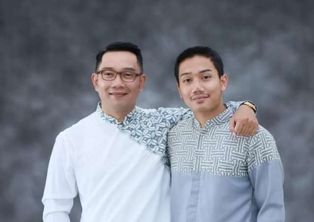 Gubernur Jawa Barat Ridwan Kamil bersyukur bisa memandikan jasad putranya, Emmeril Khan Mumtadz dan mengadzankan. (Foto: Instagram)