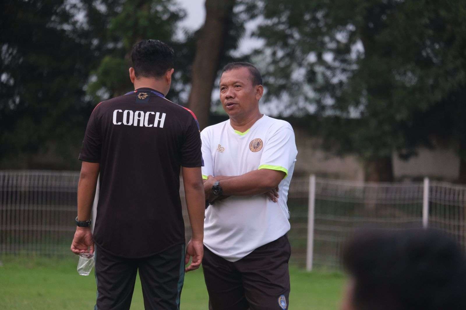 Pelatih Kepala Persedikab Bambang Drajad saat gelar sesi latihan. (Foto: Istimewa)