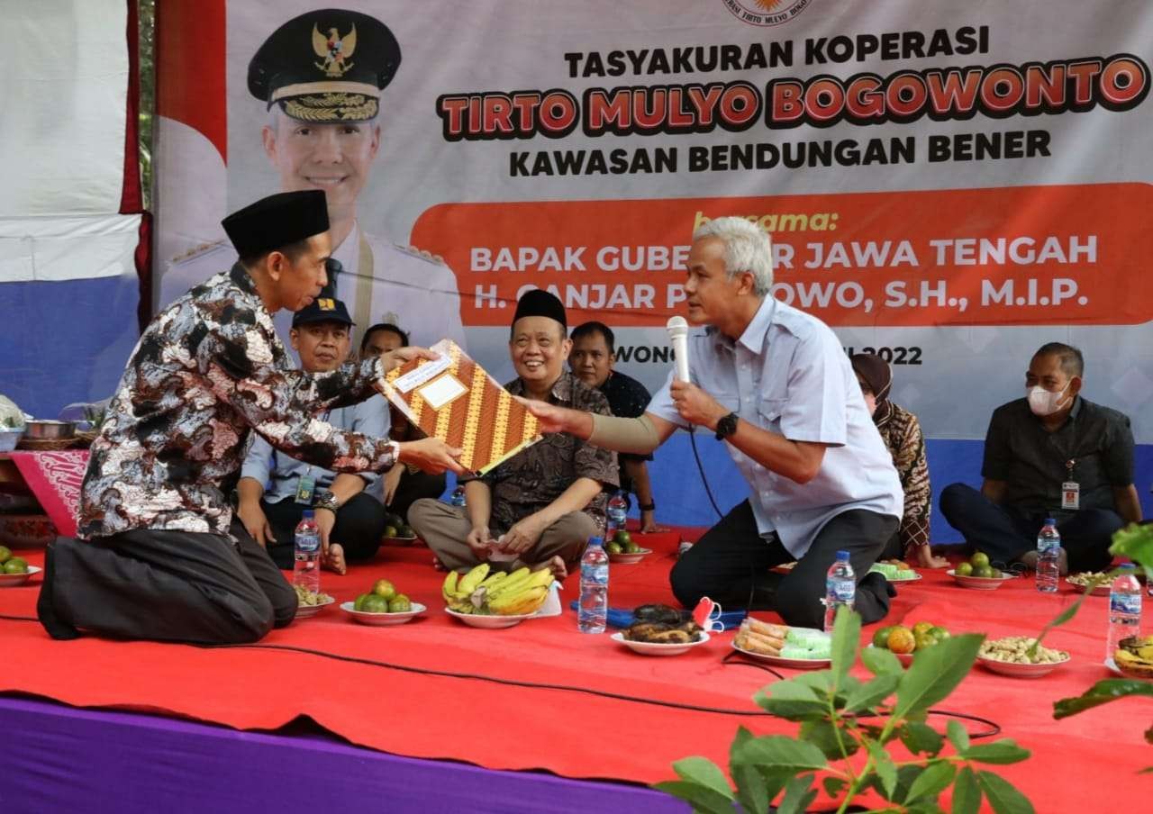 Gubernur Jawa Tengah, Ganjar Pranowo secara langsung menyerahkan SK koperasi pada warga. (Foto: Istimewa)