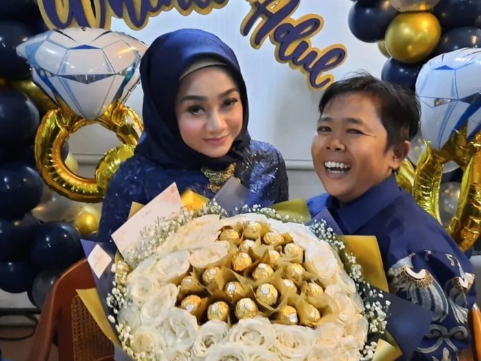 Komedian Adul dan Whenti resmi menikah, Sabtu 11 Juni 2022. Sebelumnya, acara lamaran mereka viral di TikTok pada 25 April lalu. (Foto: Istimewa)
