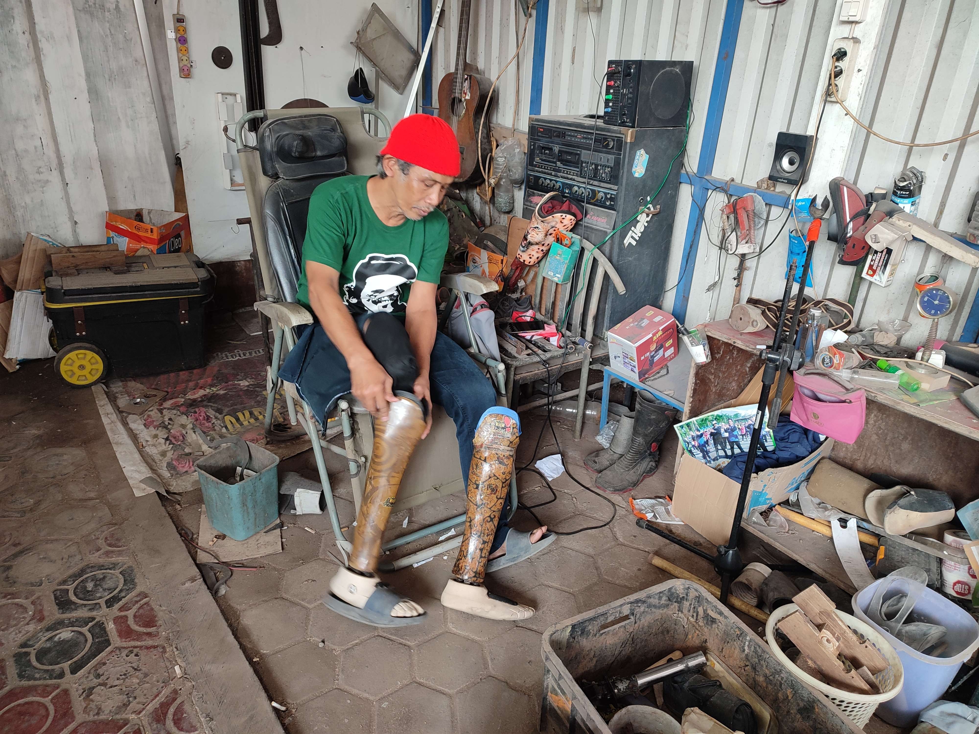 Sugeng menunjukkan kaki palsu hasil karyanya yang digunakan sehari-hari.(Foto: Deni Lukmantara/Ngopibareng.id)