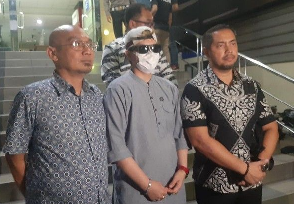 Rossy Silbne (tengah) didampingi kuasa hukumnya, Sunan Kalijaga, melaporkan tindakan penganiayaan sutradara A ke Polda Metro Jaya. (Foto: Istimewa)
