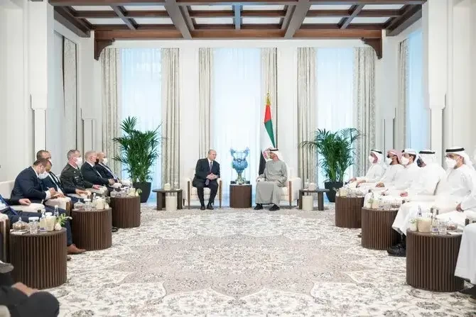 Perdana Menteri (PM) Israel Naftali Bennett bertemu dengan Presiden Uni Emirat Arab (UEA) Sheikh Mohamed bin Zayed dalam kunjungan resmi ke Abu Dhabi pada Kamis 9 Juni 2022. (Foto: UEA WAM )