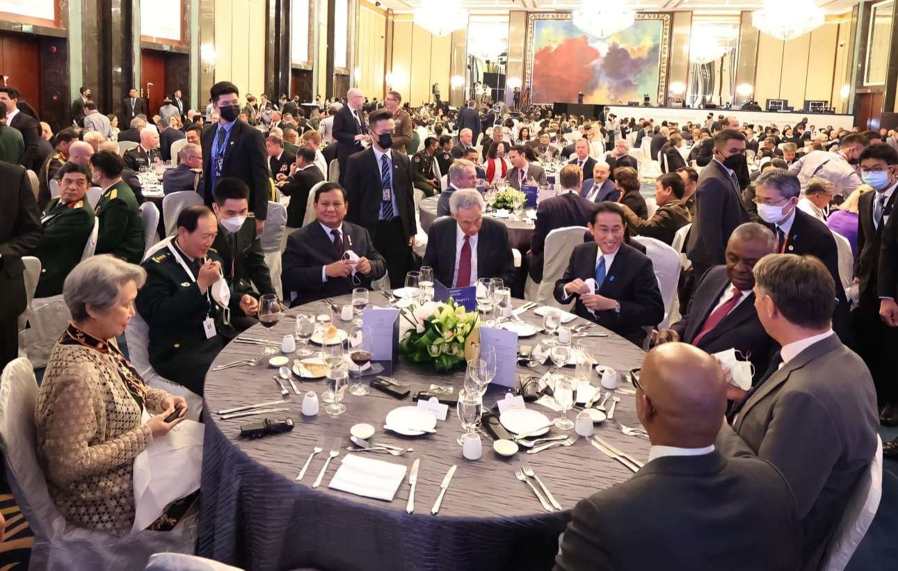 Menhan Prabowo Subianto, PM Singapura dan PM Jepang satu meja dalam gala dinner forum IISS. (Foto: Istimewa)
