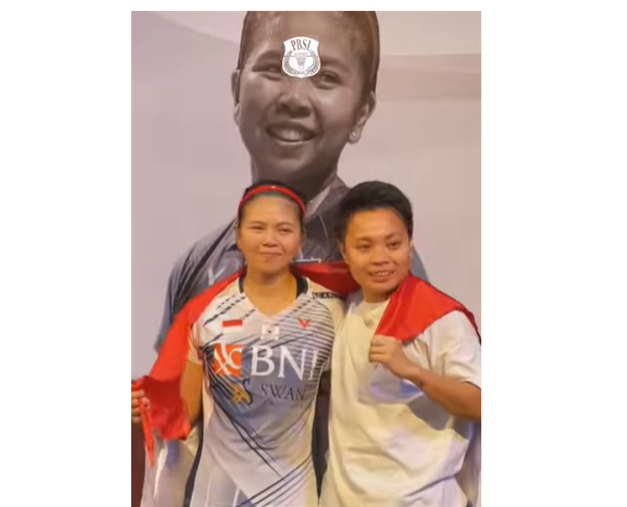 Momen perpisahan Greysia Polii dengan mantan partnernya, Apriyani Rahayu dalam acara Testimonial Day Greysia Polii, di Istora Senayan, Jakarta, Minggu 12 Juni 2022. (Foto: Instagram @badmintonindonesia)