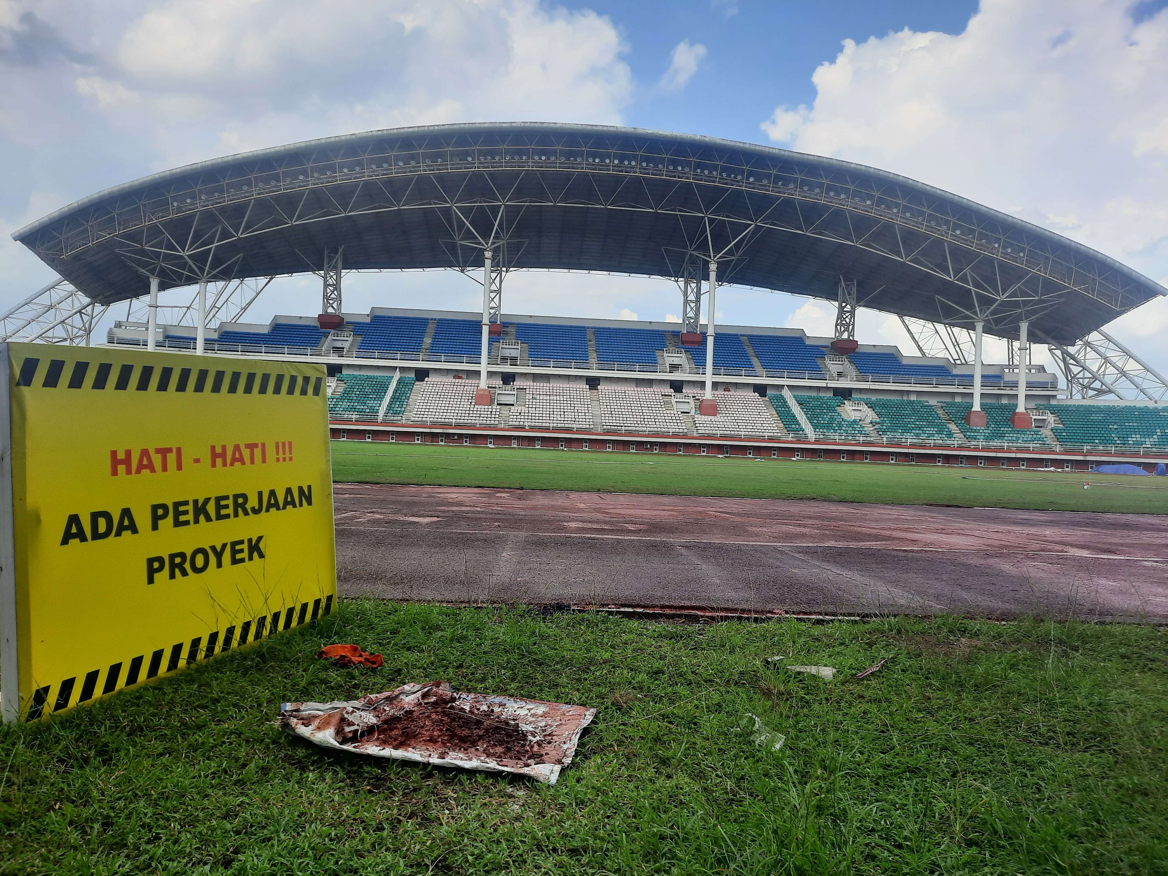 Perbaikan Stadion Jember Sport Garden dikebut jelang Porprov VII Jatim 2022. (Foto: Rizal/Ngopibareng.id)