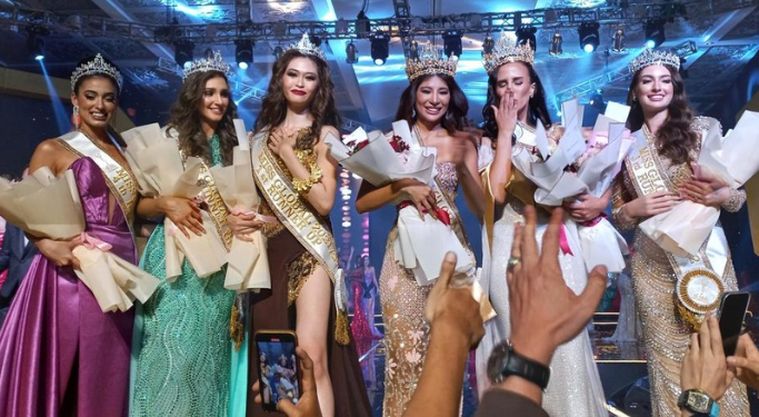 Shane Quintana Tormes dari Filipina pemenang Miss Global 2022. Jessica Da Silva dari Uni Emirat Arab meraih gelar Miss Global 2021. (Foto: Istimewa)