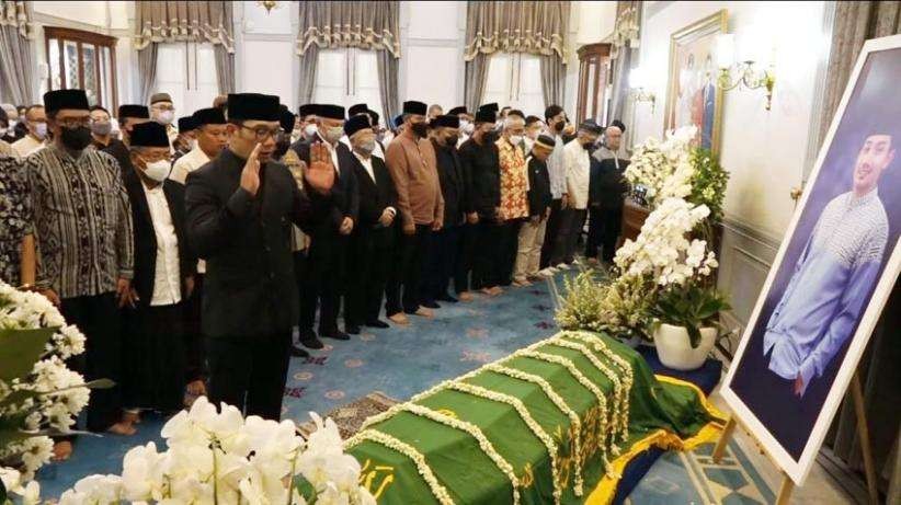 Gubernur Jawa Barat Ridwan Kamil pimpin shalat jenazah Emmeril Kahn Mumtadz di Gedung Pakuan. (Foto: Ant)