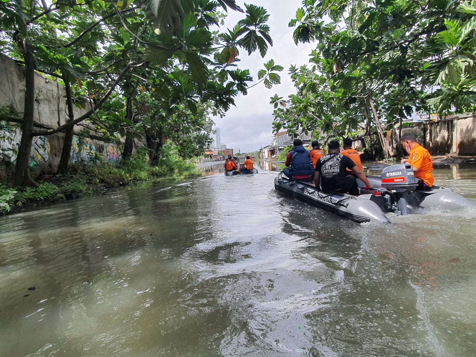 Genangan dan pembersihan saluran yang dilakukan Pemkot Surabaya, akibat banjir rob. (Foto: Istimewa)