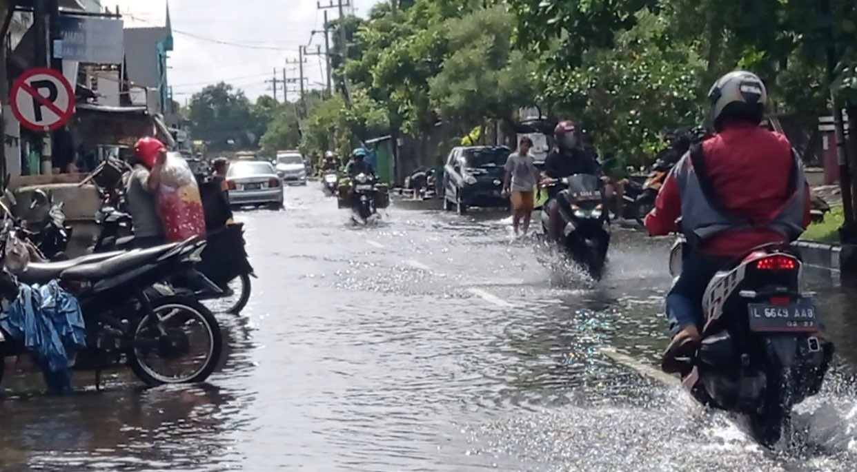 Banjir yang menggenang Jalan Penjaringan Sari (Foto: Istimewa)