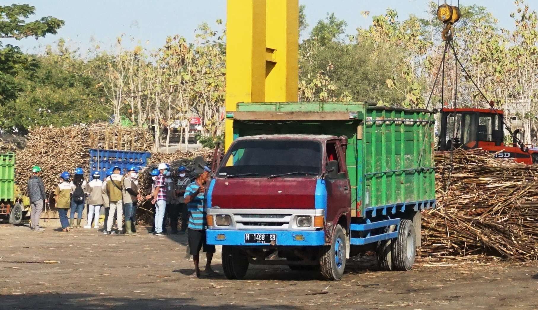 Sopir truk menunggu pembongkaran tebu untuk pabrik gula Blora. (Foto: Istimewa)