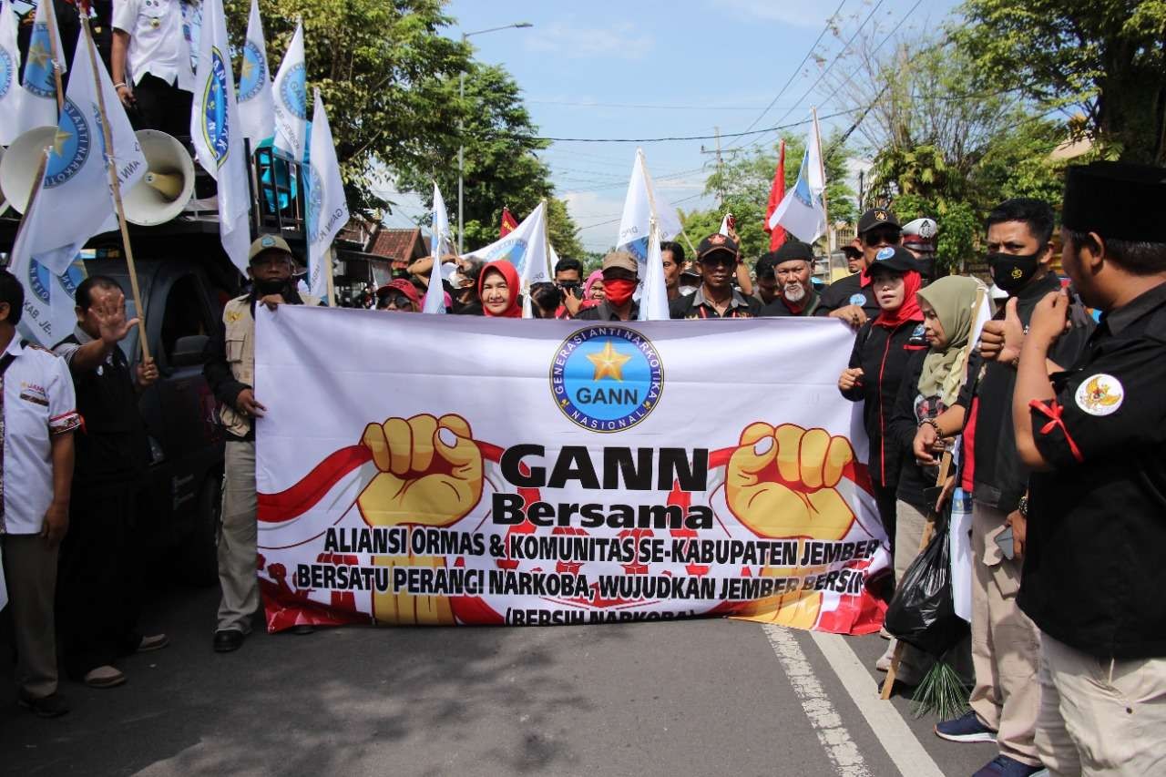 Massa tergabung dalam GANN melakukan aksi unjuk rasa, desak Pemkab Jember terbitkan Perda larnagan narkoba. (Foto: Istimewa)