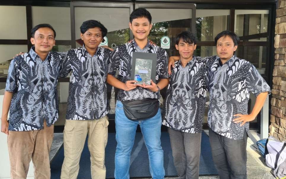Lima mahasiswa Indonesia dari Politeknik Elektronika Negeri Surabaya (PENS) meraih juara 3 The American Astronautical Society Student CanSat Competition. (Foto: Istimewa)