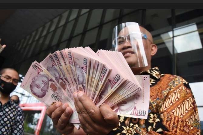 Koordinator MAKI memamerkan uang yang diduga untuk membungkamnya. Uang tersebut telah diserahkan ke KPK (Foto: istimewa)