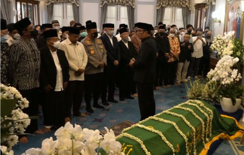 Jenazah Emmeril Kahn Mumtadz dimakamkan pada Senin, 13 Juni 2022, pagi. Atalia Pratatya memohon agar peziarah berkunjung ke makam Selasa. (Foto: cnn)
