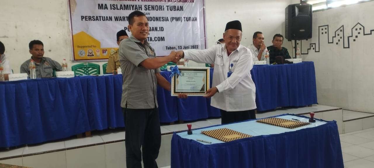 MoU antara PWI Kabupaten Tuban dengan MA Islamiyah Senori dalam rangka meningkatkan literasi media. (Foto: Dokumentasi PWI Tuban)