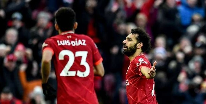 Dua penyerang Liverpool, Mohamed Salah dan Luis Diaz saat melakukan selebrasi usai mencetak gol