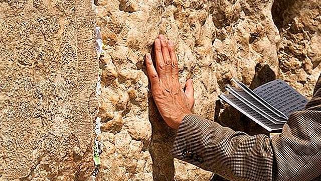 Tembok Ratapan di Yerussalem, tempat suci kaum Yahudi. Ilutrasi tulisan; Tangan Allah Terbelenggu.(Foto: Reuters)