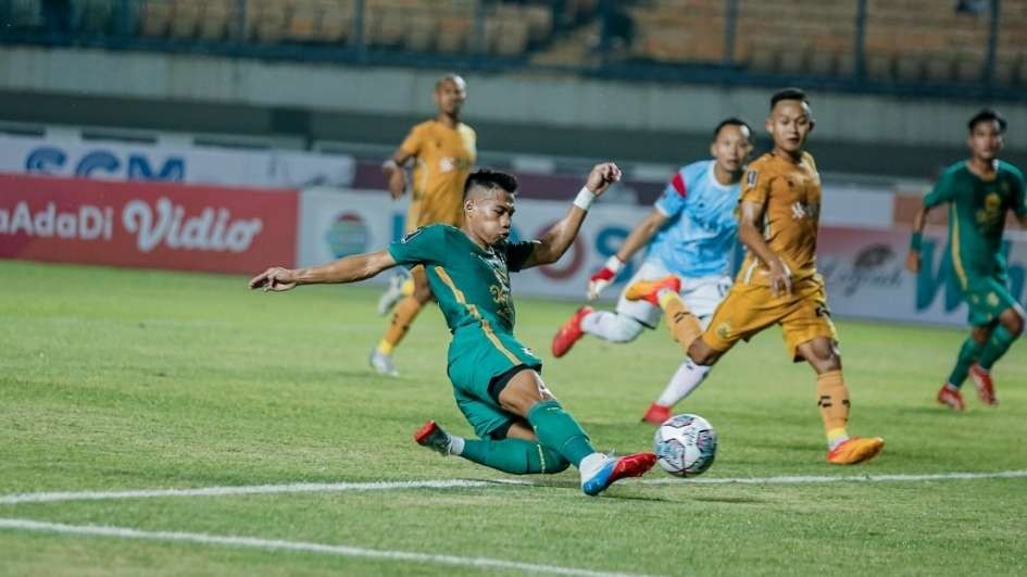 Pemain Persebaya, Ahmad Nufiandani saat menendang bola yang berbuah gol saat menghadapi Bhayanglara FC di Stadion Gelora Bandung Lautan Api, Bandung, Senin 13 Juni 2022. (Foto: Istimewa)