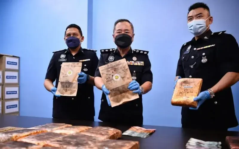 Kepolisian Malaysia menunjukkan barang bukti kue ganja (Foto: FMT)