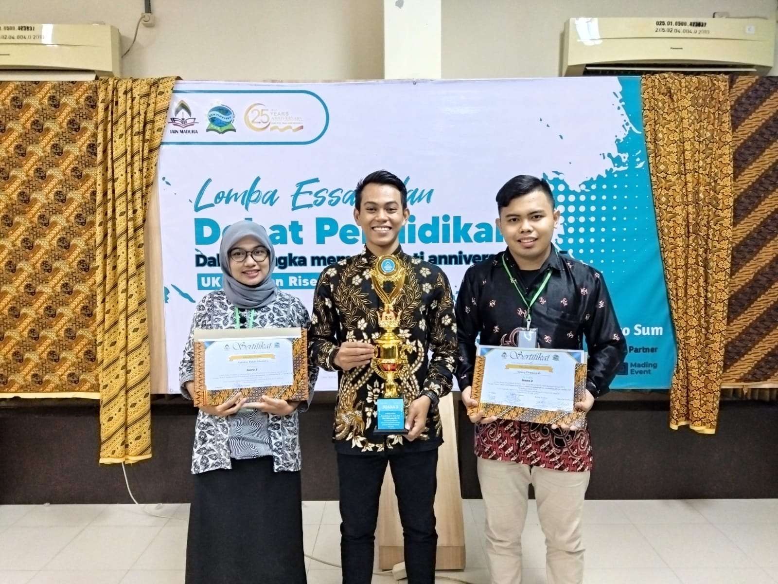 Tiga mahasiswa Unusa yang memenangkan lomba debat pendidikan. (Foto: Istimewa)