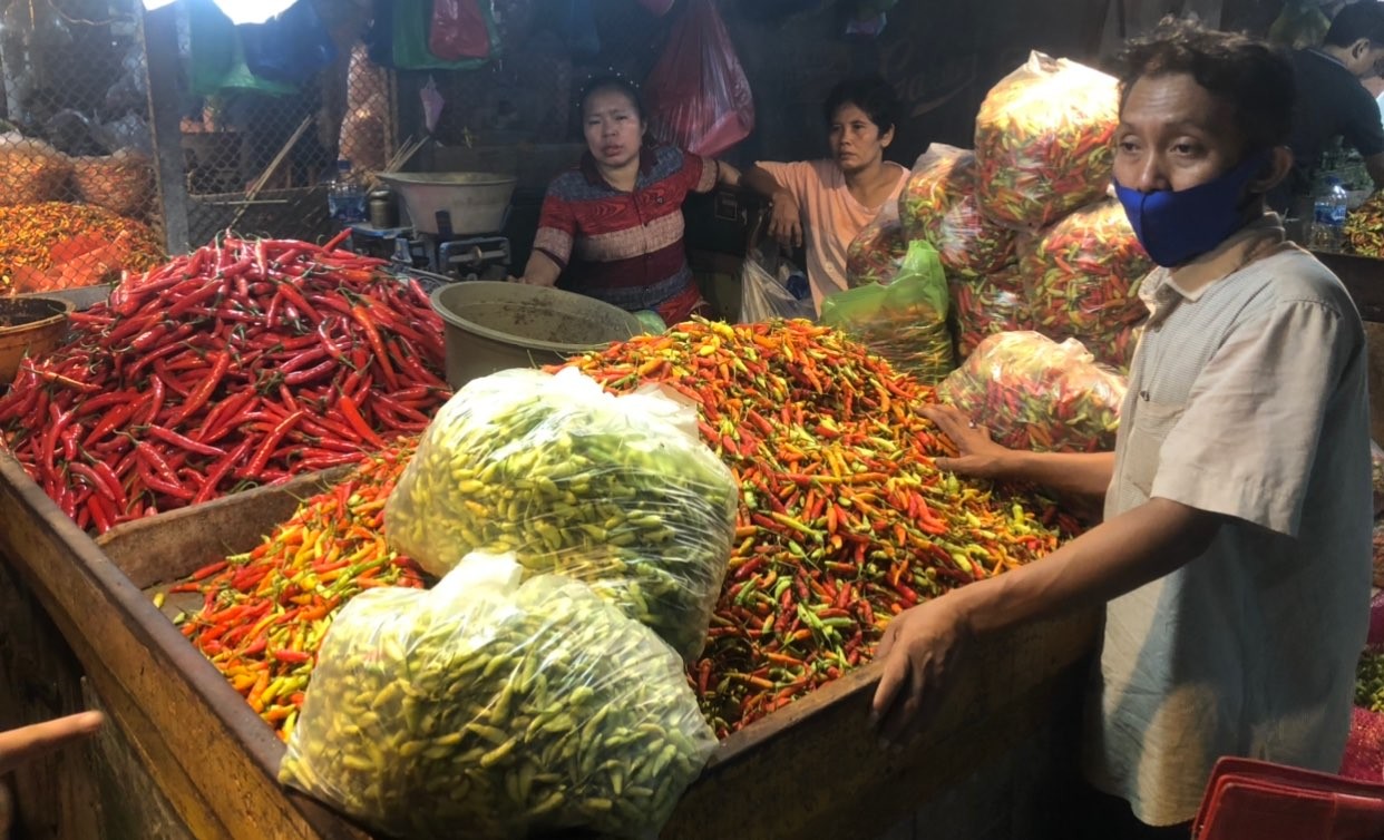 Pedagang cabai di Pasar Keputran Surabaya mengakui harga bahan masahan tinggi. (Foto: Andhi Dwi/Ngopibareng.id)