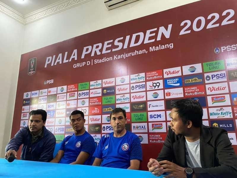 Pelatih Kepala Arema FC, Eduardo Almeida (dua dari kanan) saat sesi jumpa pers (Foto: Lalu Theo/ngopibareng.id)