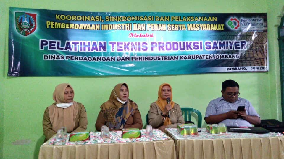 Pelatihan peningkatan kapasitas sumber daya manusia di sentra industri kerupuk samiler Desa Kayangan, Kecamatan Diwek, Kabupaten Jombang, 13-16 Juni 2022. (Foto: Istimewa)