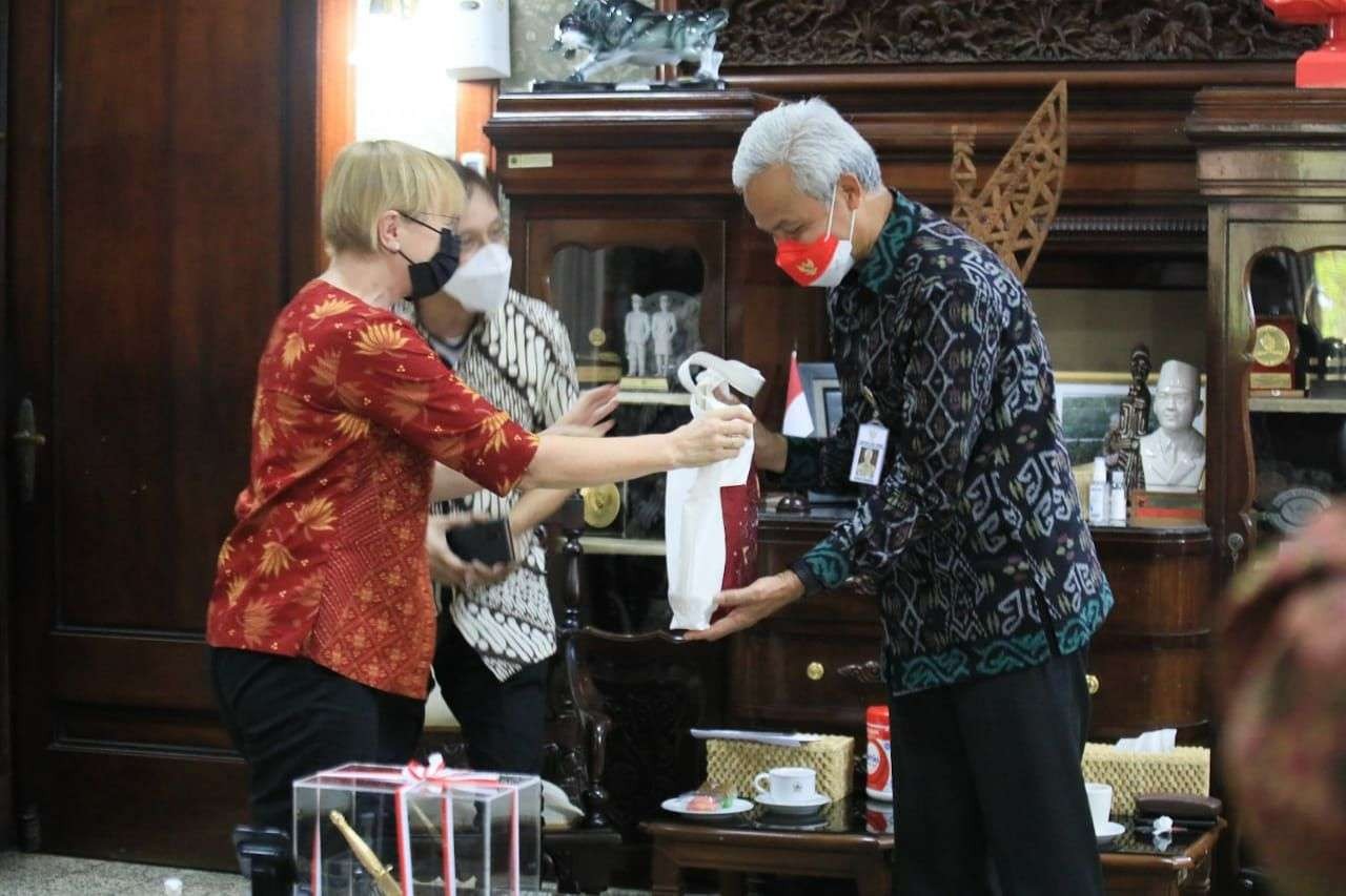 Gubernur Ganjar Pranowo saat bertemu panitia pelaksana MWC di rumah dinasnya, Selasa 14 Juni 2022. (Foto: Ist)