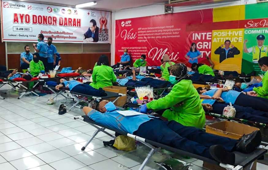 Suasana donor darah di PT Tjiwi Kimia (Foto : Aini /Ngopibareng.id)