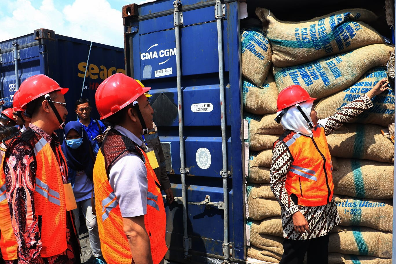 Gubernur Jawa Timur Khofifah Indar Parawansa ketika mengecek ekspor non migas Jatim. (Foto: Humas Pemprov Jatim)