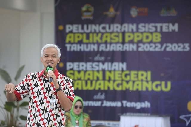 Gubernur Jawa Tengah, Ganjar Pranowo memantau langsung proses Proses Penerimaan Peserta Didik Baru (PPDB) SMA/SMK Negeri di Jawa Tengah, Rabu 15 Juni 2022. (Foto: Istimewa)