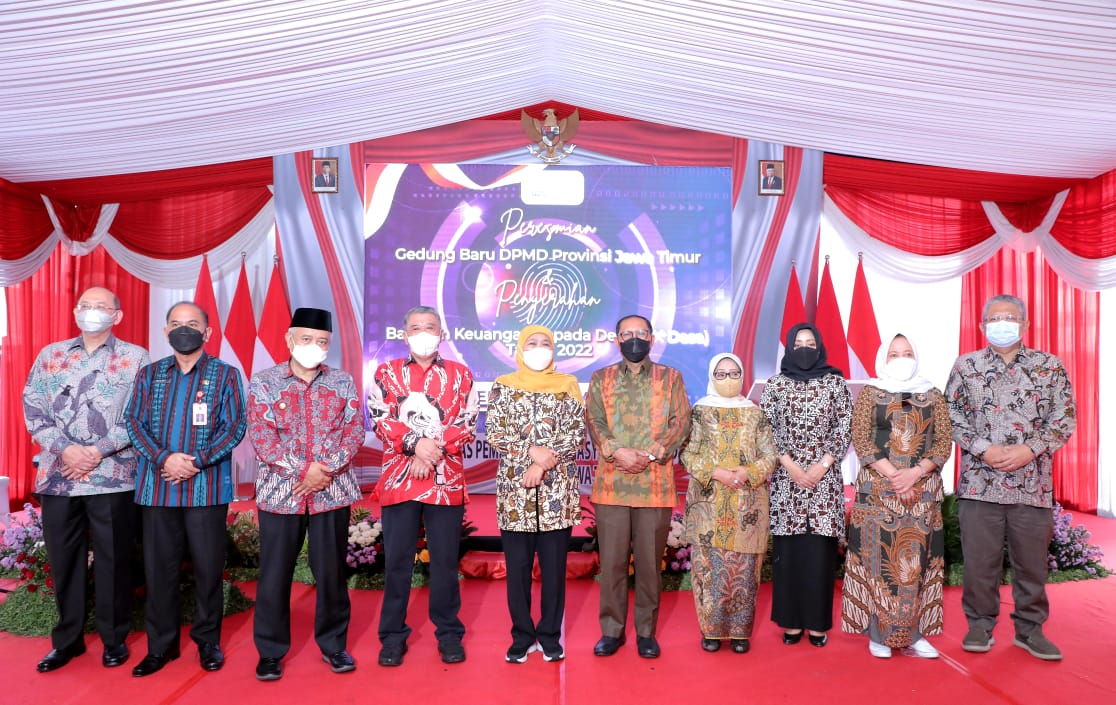 Gubernur Khofifah Indar Parawansa meresmikan gedung baru Dinas Pemberdayaan Masyarakat dan Desa (DPMD) Provinsi Jawa Timur. (Foto: Humas Pemprov Jatim)