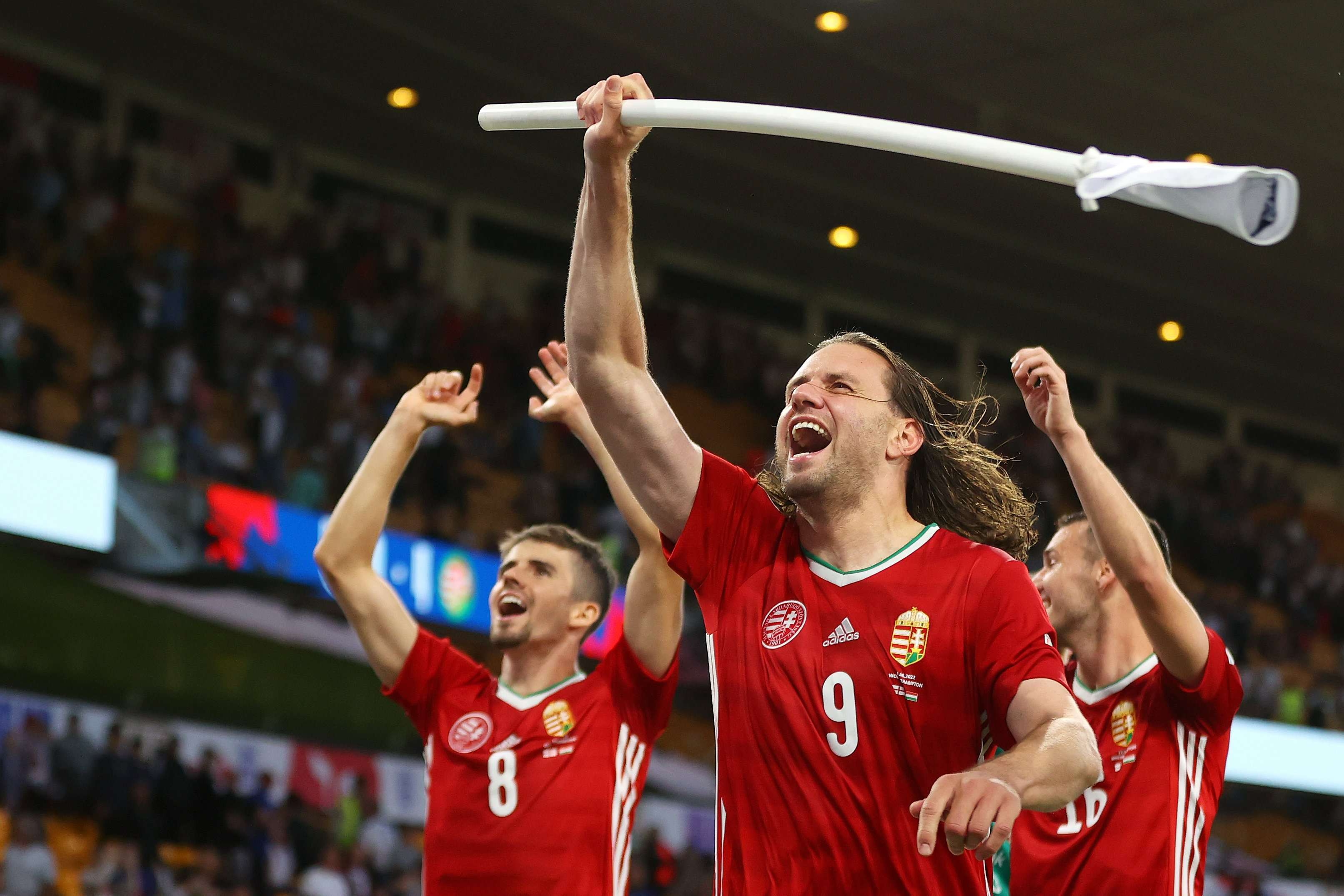 Para pemain Hungaria merayakan kemenangan mereka atas Inggris di laga keempat UEFA Nations League. (Foto: Twitter/@EURO2024)