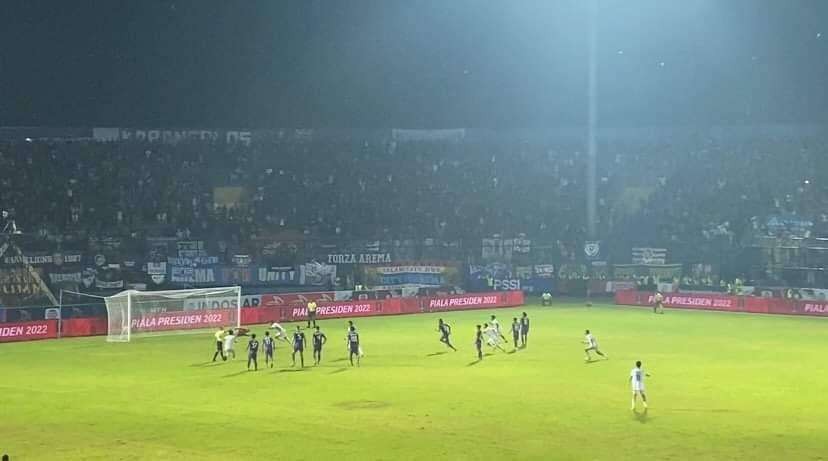 Gol Irsyad Maulana melalui titik putih yang mengantarkan Arema FC meraih kemenangan di Stadion Kanjuruhan, Kabupaten Malang (Foto: Lalu Theo/ngopibareng.id)