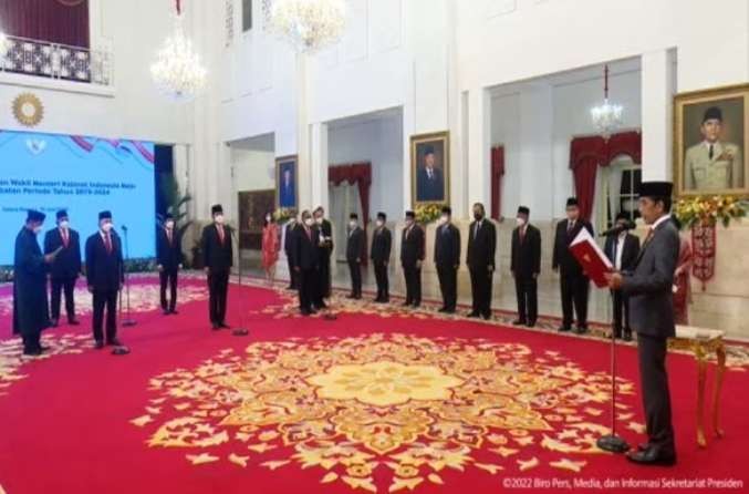 Presiden Jokowi melantik dua menteri baru hasil reshuffle kabinet. (Foto: Setpres)