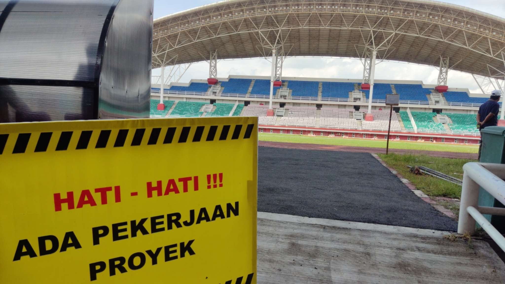 Stadion Jember Sport Garden masih dalam perbaikan. (Foto: Fariz Yarbo/Ngopibareng.id)