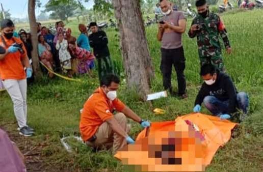 Mayat pria asal Lombok Tengah NTB tergeletak tepi jalan di Situbondo, Jawa Timur, merupakan korban perampokan dan pembunuhan. (Foto:humas Polres Situbondo)