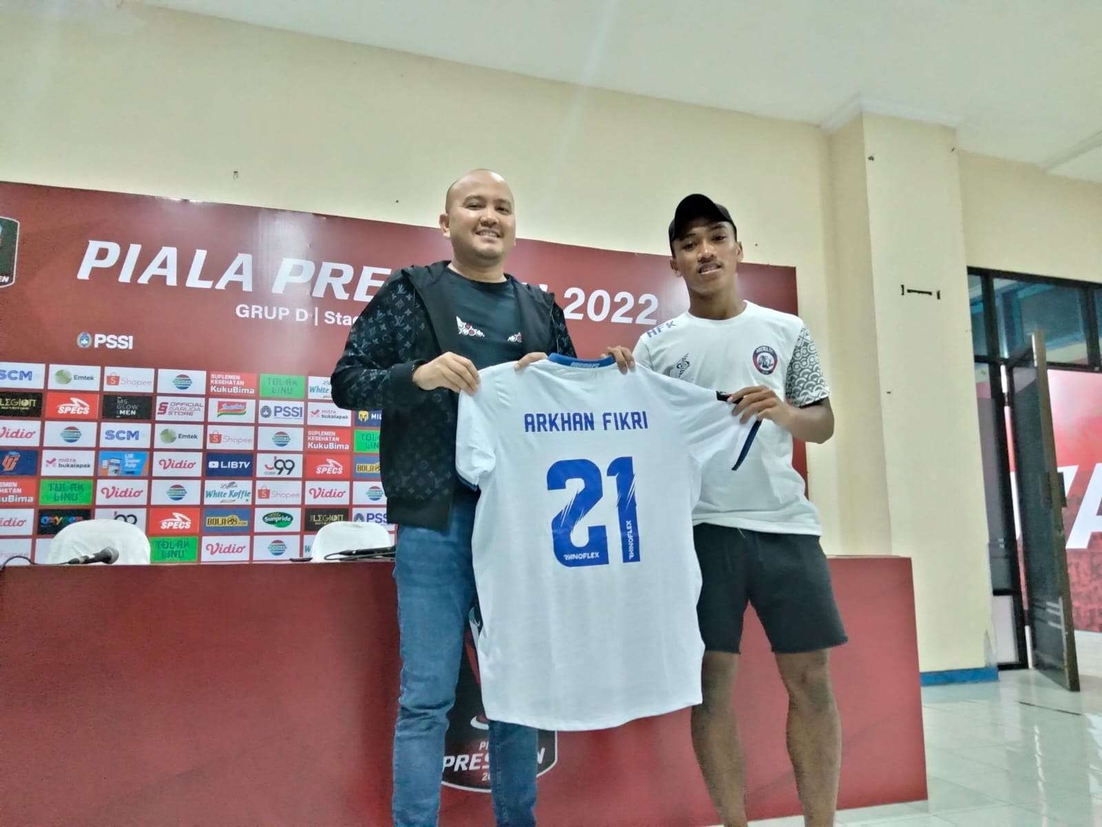 Rekrutan anyar Arema FC, Arkhan Fikri saat diperkenalkan di Stadion Kanjuruhan, Kabupaten Malang. (Foto: Lalu Theo/Ngopibareng.id)