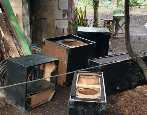 Sejumlah kotak (boks) pengeras suara (speaker) yang ditinggalkan kawanan pencuri di gudang Pantai Permata, Kota Probolinggo. (Foto: Ikhsan Mahmudi/Ngopibareng.id)