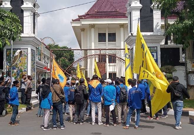 Puluhan mahasiswa dari PC PMII Tuban melakukan aksi demo di depan Kantor Bupati (Khoirul Huda/Ngopibareng.id)